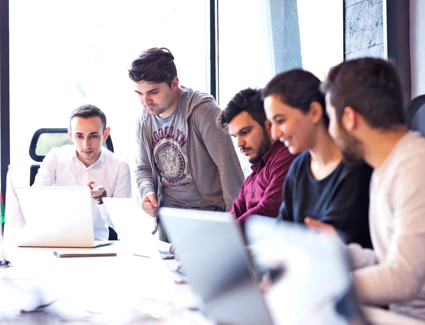 Estudiantes trabajando en proyectos de modelado 3D